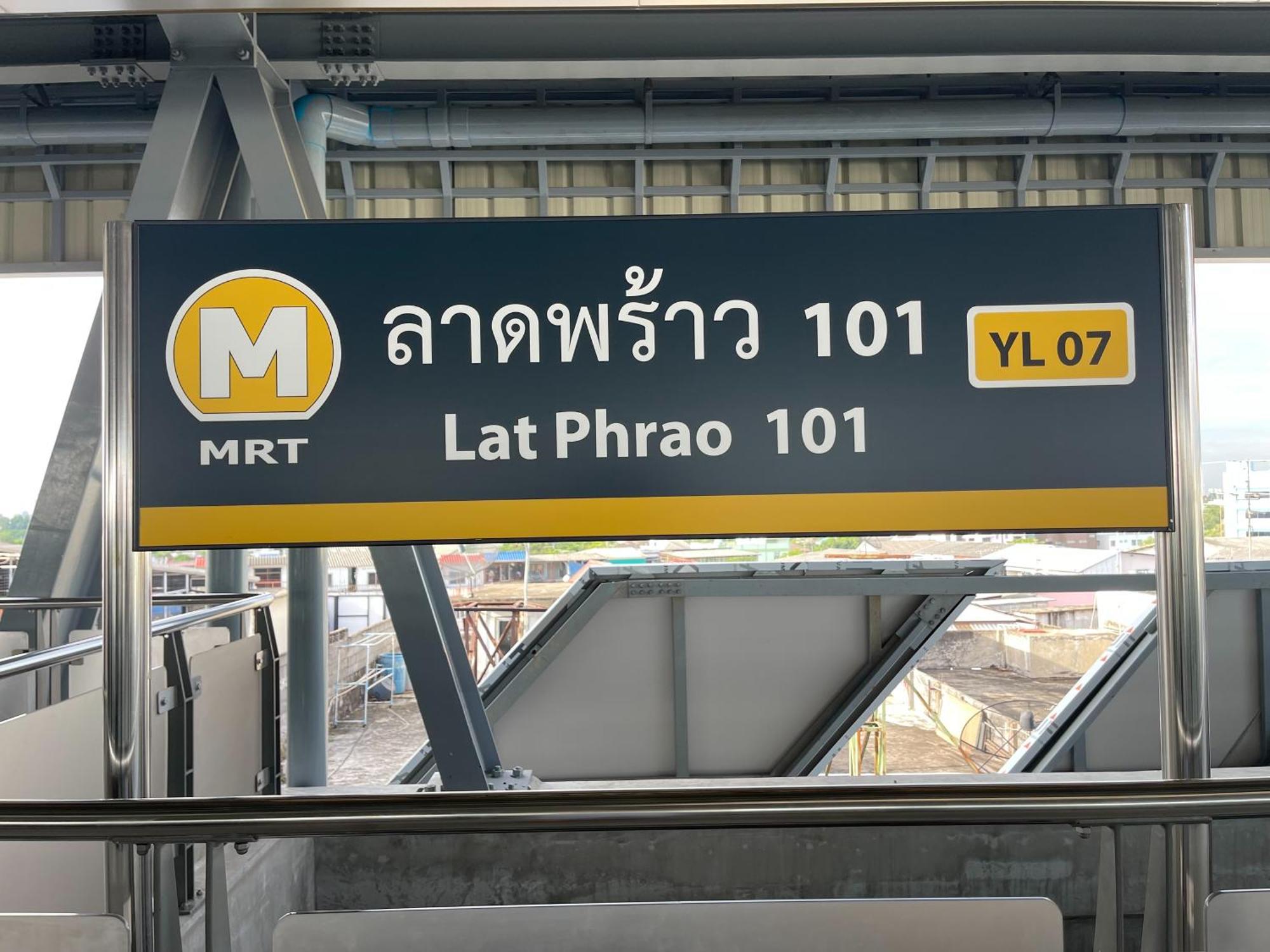 Hotel Metro Point Bangkok Exterior foto